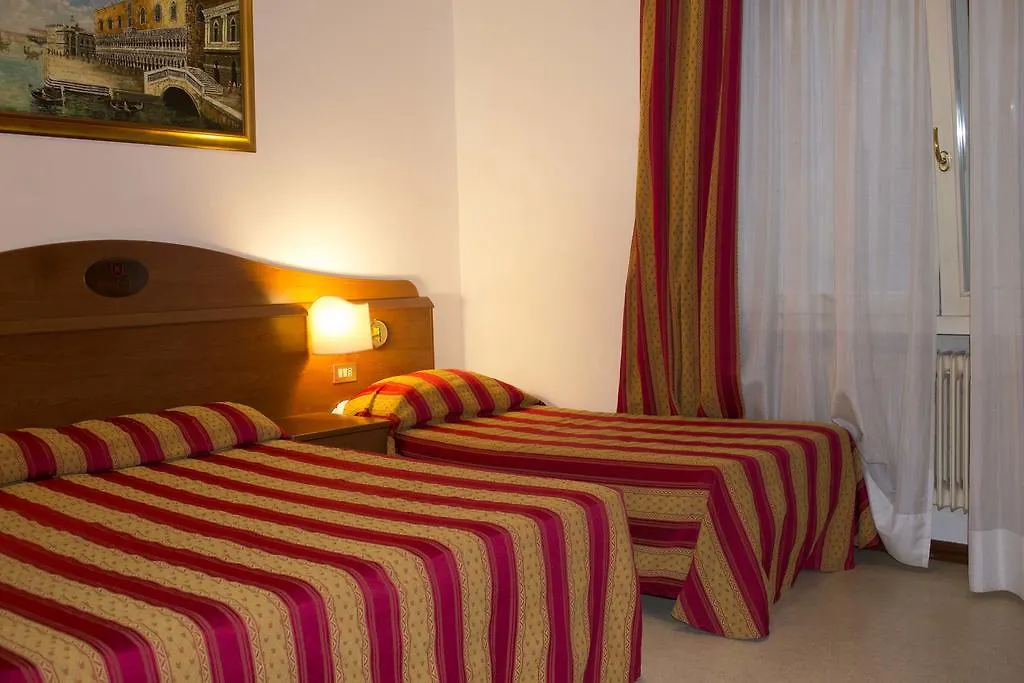Hotel Tito Mestre 3*,